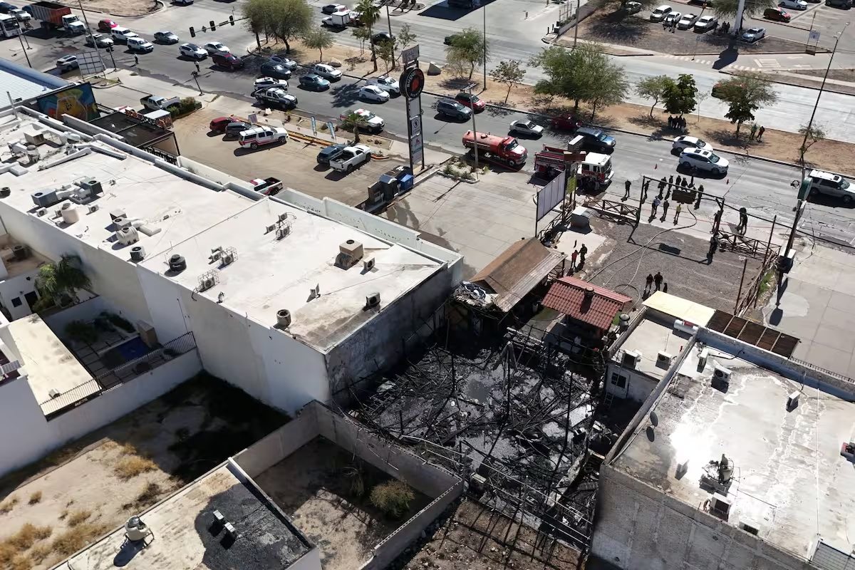Vista aérea del restaurante Campestre México tras el incendio, con la estructura calcinada